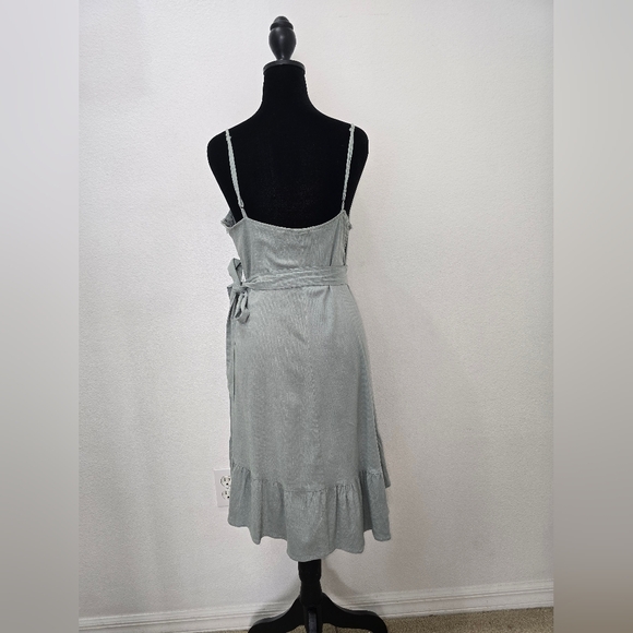 Astr The Label Elegant Sage Green Sleeveless Dress Size M - Picture 3 of 6